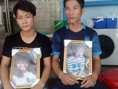 Đón vợ đi làm về, chồng bị ô tô đâm nguy kịch, vợ tử vong