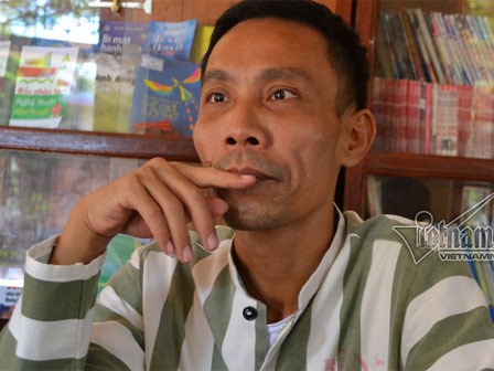 Thầy giáo mang án chung thân quỳ lạy mẹ trước trại giam