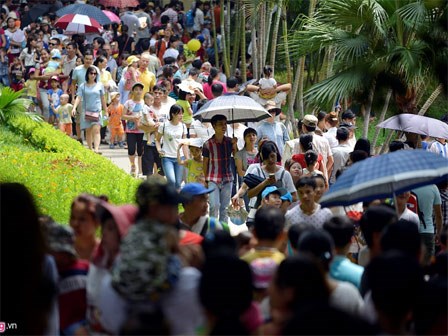 Vườn thú, phố đi bộ Hà Nội đông nghẹt người ngày nghỉ lễ