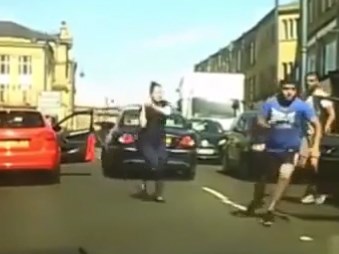 Phụ nữ vác gậy giải quyết va chạm giao thông