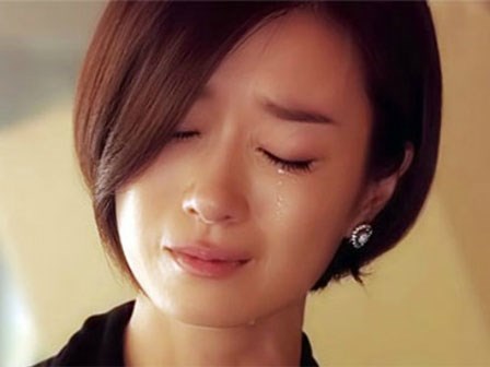 Vợ bụng bầu vượt mặt nhễ nhại nấu cơm, chồng đi chơi về còn quát nạt