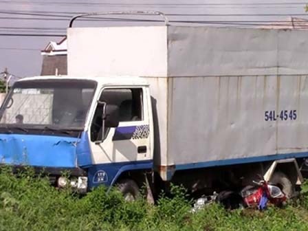 Tài xế 17 tuổi lái xe ủi hàng loạt xe máy, 3 người nguy kịch