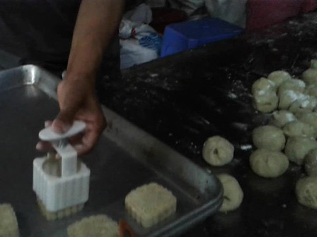 Bánh nướng Cao Bằng 5 nghìn/chiếc, không còn Trung thu vẫn hút khách-3