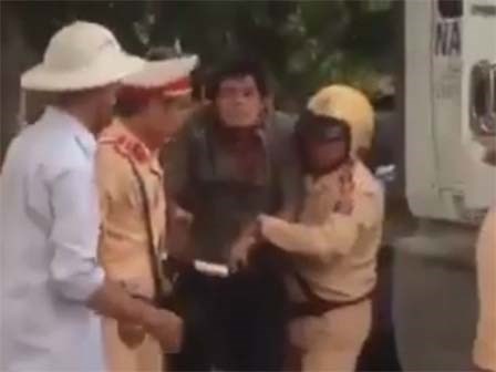 Cô gái phun nước bọt, cắn CSGT ở Sài Gòn