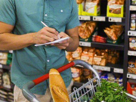 Dân tình hốt hoảng vì ông chồng có mấy tỷ gửi ngân hàng vẫn kì kèo từng nghìn mua rau