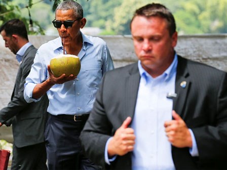 Tổng thống Obama giản dị uống nước dừa trên đường phố Lào