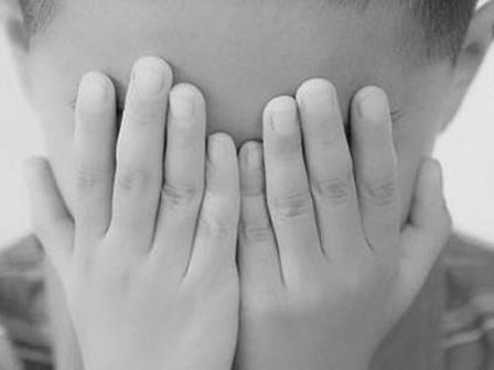 Bé trai bị giúp việc