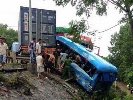 Tai nạn liên hoàn, xe chở 12 người đi ăn cưới lao xuống vực