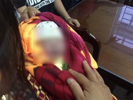 Người nhà mang xác hài nhi đặt lên bàn giám đốc bệnh viện