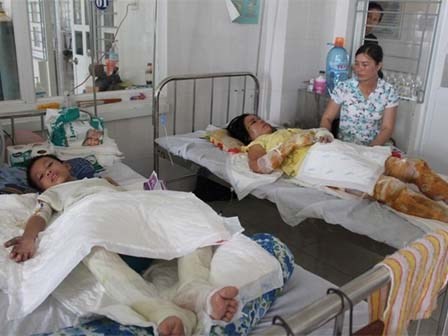Cả làng thay phiên nhau chăm mẹ con cô gái bị bỏng toàn thân