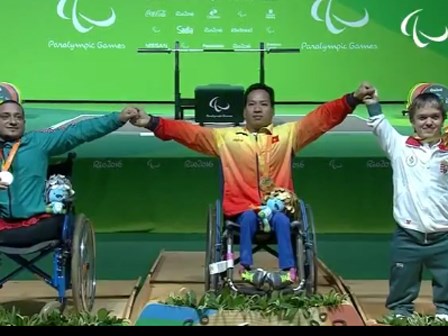 Giây phút rơi nước mắt vì xúc động khi Lực sĩ Lê Văn Công nhận tấm HCV quý giá