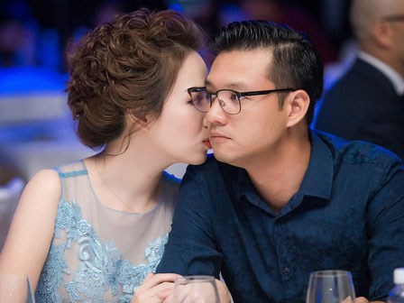 Hành động thân mật của mật vợ chồng Đan Lê - Khải Anh