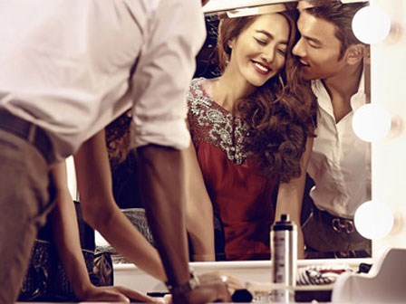 Chôn chân đứng nhìn khi bắt gặp vợ ôm hôn người đàn ông khác