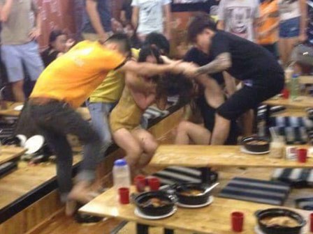 Hai cô gái đánh nhau vì bị 'nhìn đểu' ở quán mỳ cay