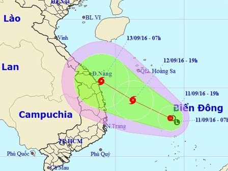 Áp thấp nhiệt đới gần bờ, cả nước đón mưa dông