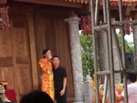 Cha con Hoài Linh ca cổ trong nhà thờ tổ trăm tỷ