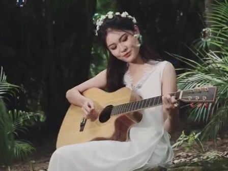 Á hậu Việt Nam 2016 Thùy Dung đàn và hát 
