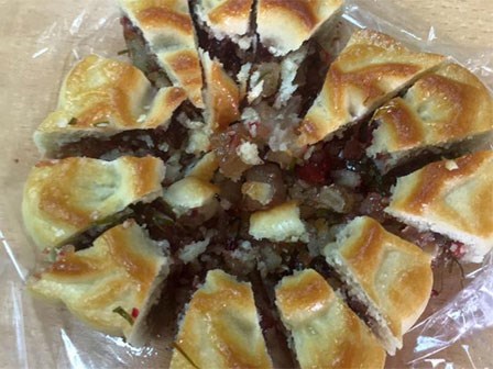 Đến nhà người yêu chơi, cô gái trổ tài cắt bánh trung thu thành 12 miếng