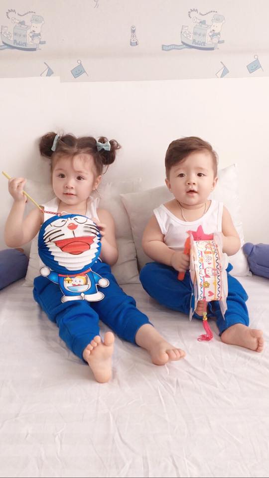 Loạt ảnh của hai con Elly Trần chơi đèn trung thu lại "đốn tim" người hâm mộ.