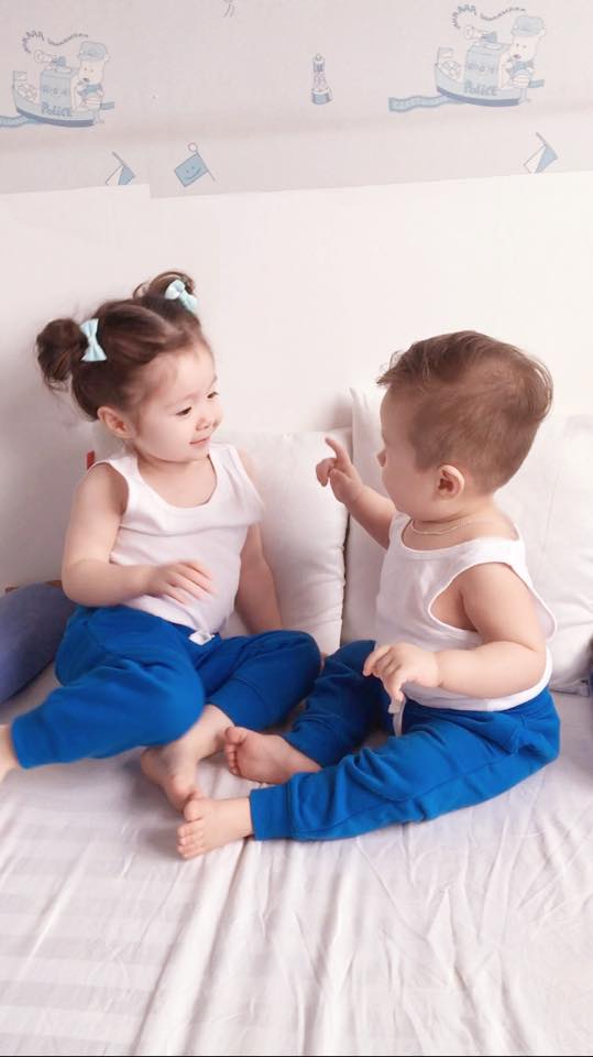 Hai nhóc tỳ nhà Elly Trần có những biểu cảm cực kỳ dễ thương.