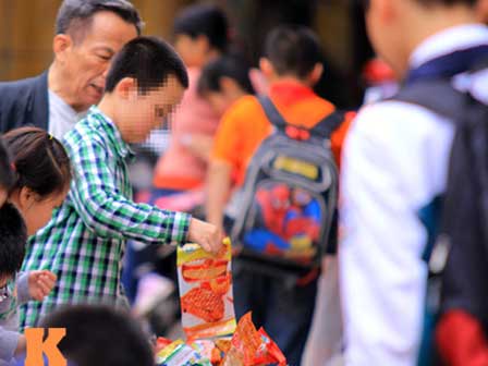 Kem nhả khói vỉa hè 10.000 đồng/ly, học sinh tranh mua: Coi chừng bỏng lạnh-5