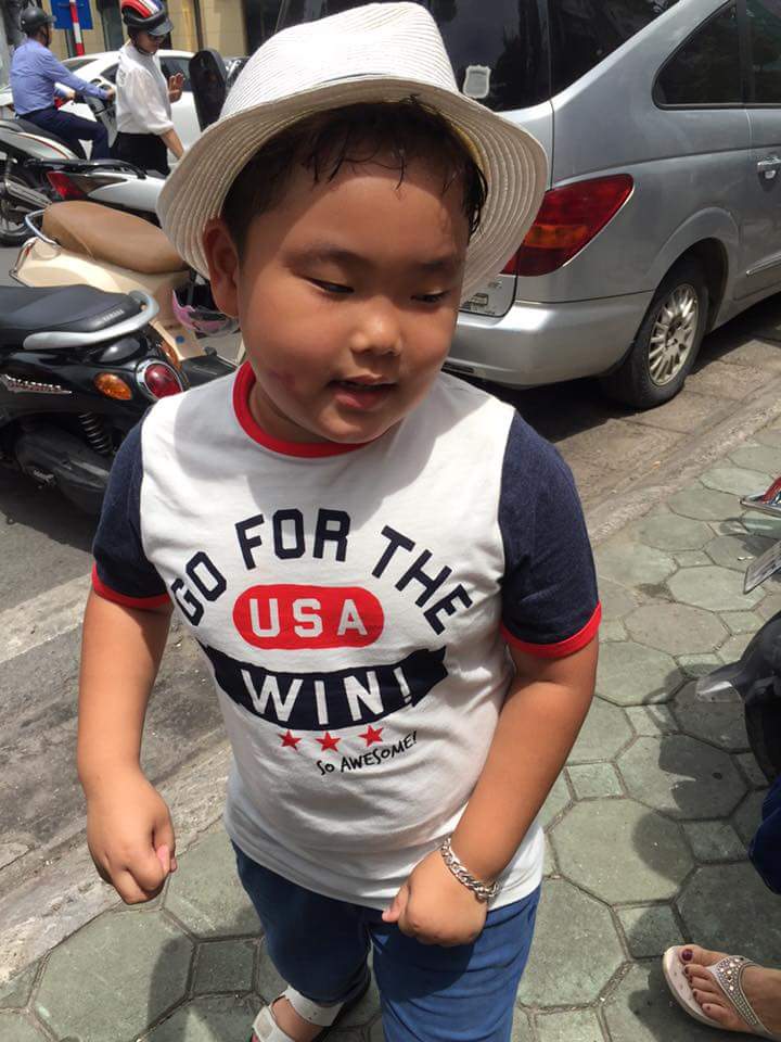 Tham gia “Bố ơi mình đi đâu thế” mùa 2 của cậu nhóc này đều khiến khán giả phải cười lăn cười bò với những phát ngôn siêu hài