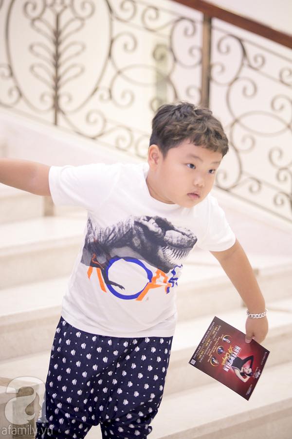 Mái tóc xoăn cá tính được mẹ tạo kiểu rất giống bố Bắc