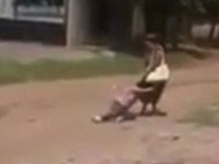 Clip gây sốc: Mẹ túm tóc, kéo lê con gái tàn tật trên đường đầy sỏi đá