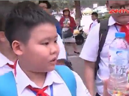 Hạt nhựa nở cực độc ồ ạt 'tái xuất' trước cổng trường
