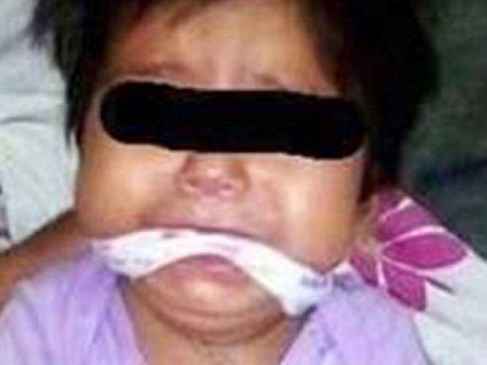 Bé gái 9 tháng tuổi bị mẹ và giúp việc bịt miệng, trói tay rồi đăng lên Facebook