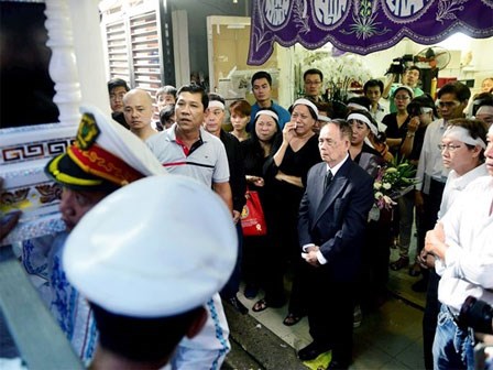 Người nhà khóc vĩnh biệt Minh Thuận
