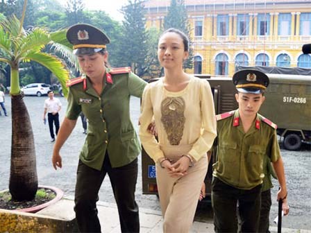 Hoa hậu bị tố lừa 16,5 tỷ rạng rỡ tại phiên tòa