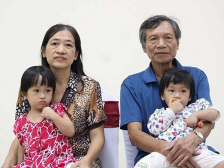 Sau 7 năm kết hôn, nữ bác sĩ hạnh phúc đón con chào đời ở tuổi 53