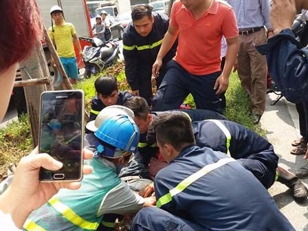 Thanh niên ngất, chảy đẫm máu, cảnh sát PCCC vội đưa đi cấp cứu