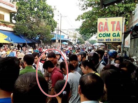 Cô gái dùng mũ bảo hiểm đánh tới tấp tên cướp giữa phố Sài Gòn