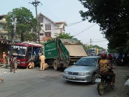 Xe chở rác gây tai nạn trên QL 3, hơn 10 người thương vong
