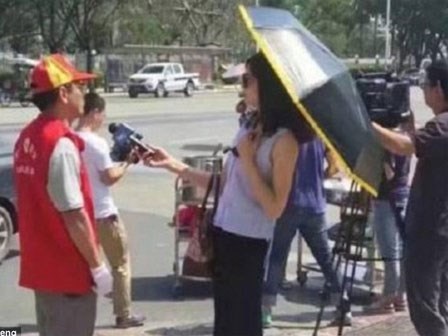 Nữ phóng viên bị đình chỉ vì đeo kính râm, cầm ô che nắng trong lúc tác nghiệp
