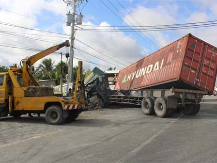 Xe container tông xe khách khiến 2 người tử vong