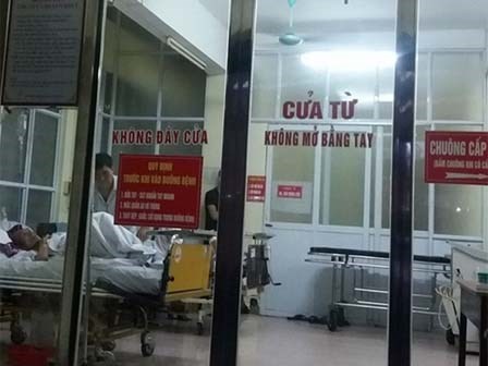 Khoảnh khắc kinh hoàng của em gái khi chứng kiến chị mình bị tôn cứa vào người mất mạng