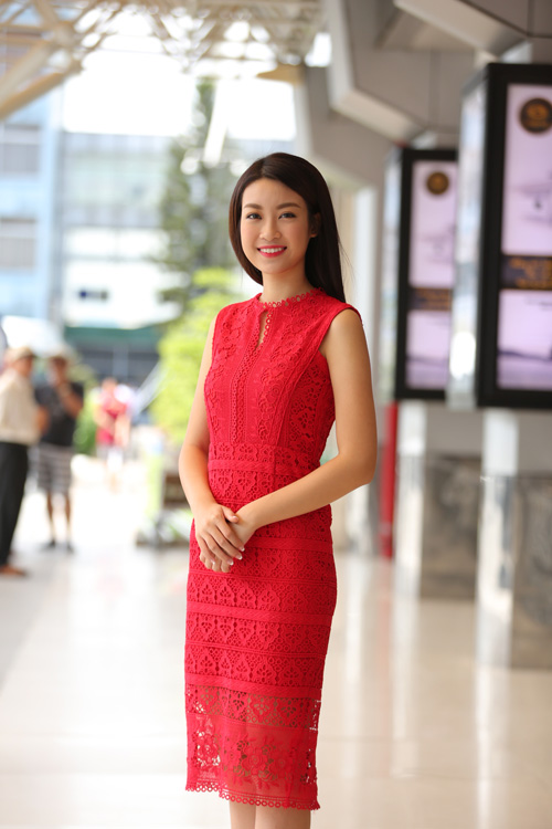 Hoa hậu Việt Nam 2016 diện váy đỏ gợi cảm, khoe vẻ đẹp cuốn hút tại sân bay Tân Sơn Nhất.