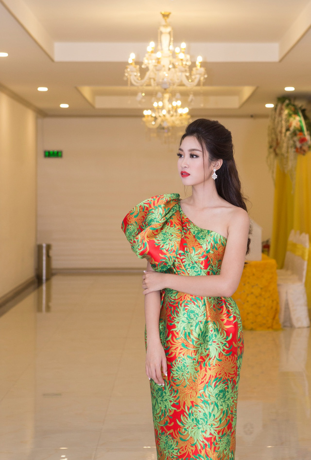 Xuất hiện tại sự kiện mới đây, Hoa hậu Mỹ Linh nhanh chóng gây chú ý khi diện bộ váy lệch vai, họa tiết hoa cúc rực rỡ.