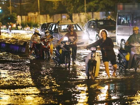 Dân công sở Sài Gòn ngày mưa lịch sử: cước Uber tăng gấp 5, 10h đêm vẫn chờ nước rút