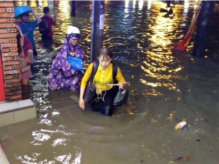Tâm sự người cha chở con đi 8km hết 6 giờ trong mưa ngập ở Sài Gòn