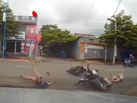 Rùng mình cảnh va chạm kinh hoàng tại Bà Rịa, cô gái văng xuống đường bất tỉnh