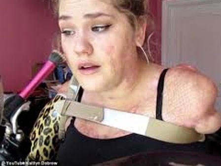 Thán phục cô gái bị cụt hai tay có tài makeup tuyệt đỉnh