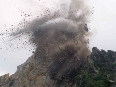 Nổ mìn trước nhà dân ở Phú Thọ khiến nhiều người hoảng sợ-3