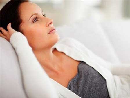 Mẹ đẻ chảy nước mắt sau khi đến thăm con gái ở cữ nhà giàu