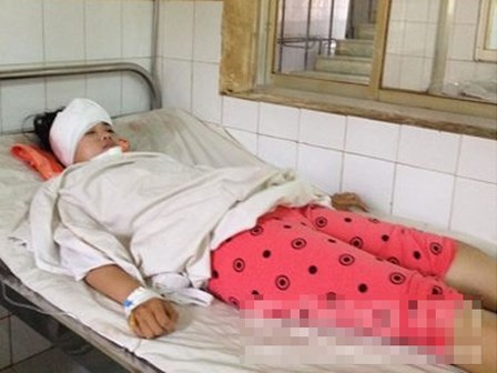 Hy hữu nữ sinh bị đèn cao áp rơi trúng đầu lúc tan trường