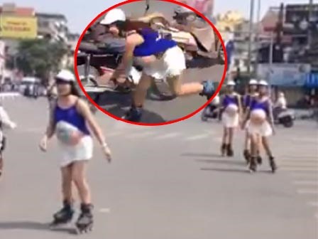Dàn chân dài mặc váy ngắn, lộ bụng bầu giả gây sốc trên đường phố