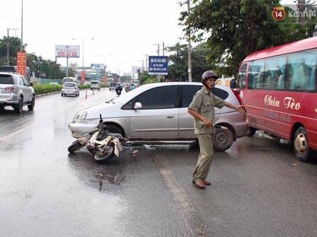 Vợ đang mang thai bị ô tô tông văng xuống đường, chồng đuổi đánh tài xế